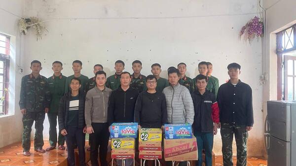 Trung tâm Phục vụ Hành chính công xã Quan Sơn đến hỏi thăm, động viên và tặng quà các bộ, chiến sĩ Trung đoàn 141 làm công tác dân vận tại trên địa bàn xã