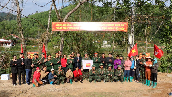 Sư Đoàn trưởng Sư Đoàn 3 Sao Vàng thăm, động viên cán bộ, chiến sĩ Trung đoàn 141 làm công tác dân vận tại xã Quan Sơn