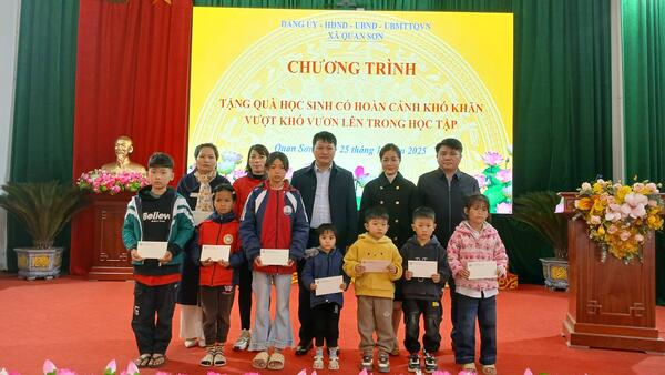 Lãnh đạo Tỉnh uỷ Lạng Sơn tặng quà các em học sinh xã Quan Sơn có hoàn cảnh khó khăn vươn lên trong học tập
