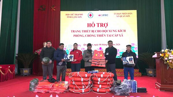Hội Chữ thập đỏ tỉnh Lạng Sơn hỗ trợ trang thiết bị cho Đội xung kích phòng, chống thiên tai xã Quan Sơn