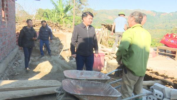 Lãnh đạo xã Quan Sơn kiểm tra tiến độ xóa nhà tạm, nhà dột nát trên địa bàn xã