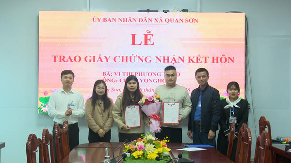 XÃ QUAN SƠN TỔ CHỨC LỄ TRAO GIẤY CHỨNG NHẬN ĐĂNG KÝ KẾT HÔN CÓ YẾU TỐ NƯỚC NGOÀI