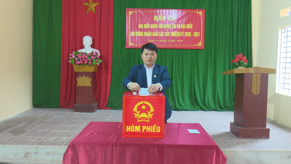 ĐỒNG CHÍ LÔ MINH HỒNG DỰ KHAI MẠC VÀ BỎ PHIẾU TẠI KHU VỰC BỎ PHIẾU SỐ 09 THÔN SUỐI MẠ