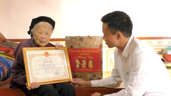 Đoàn chúc thọ, mừng thọ của UBND xã Quan Sơn đến thăm, chúc thọ các cụ tròn 90 tuổi trên địa bàn xã