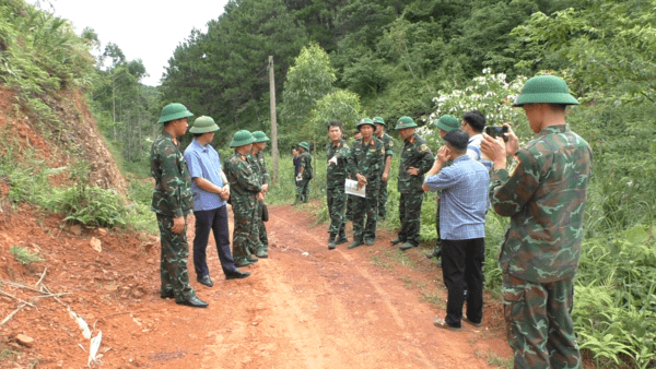 Đoàn công tác Sư đoàn 3 khảo sát địa điểm thực hiện công tác dân vận tại xã Quan Sơn