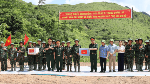 ĐOÀN CÔNG TÁC SƯ ĐOÀN 3, QUÂN KHU 1 THĂM, KIỂM TRA, ĐỘNG VIÊN CÁN BỘ, CHIẾN SĨ LÀM CÔNG TÁC DÂN VẬN TẠI XÃ QUAN SƠN