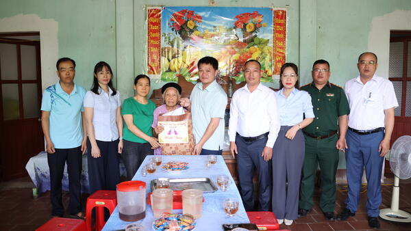 XÃ QUAN SƠN THĂM, TẶNG QUÀ CÁC GIA ĐÌNH CHÍNH SÁCH NHÂN KỶ NIỆM 79 NĂM NGÀY THƯƠNG BINH - LIỆT SĨ