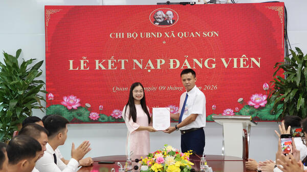 CHI BỘ UBND XÃ QUAN SƠN KẾT NẠP 2 ĐẢNG VIÊN MỚI