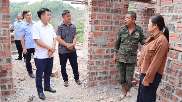 CHỦ TỊCH UBND XÃ QUAN SƠN KIỂM TRA, ĐÔN ĐỐC XÓA NHÀ TẠM, NHÀ DỘT NÁT TẠI THÔN SUỐI MẠ